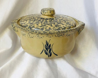 Robinson Ransbottom Blue Wheat Spongeware 1 1/2 Qt Crock/Bean Pot with Lid