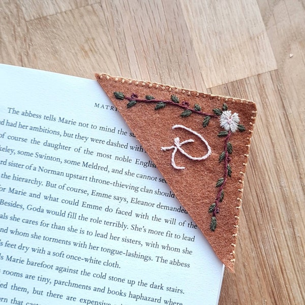 Marque-page d'angle initial personnalisé brodé à la main avec détails floraux, cadeaux de luxe pour les amoureux des livres