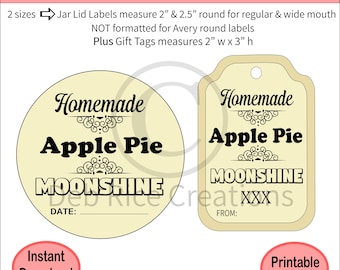 Könnte beinhalten: Ein Set aus cremefarbenen Einmachglas-Deckelaufklebern und rechteckigen Geschenkanhängern mit schwarzem Text Homemade Apple Pie Moonshine. Die runden Aufkleber messen 5,08 und 6,35 cm, die rechteckigen Anhänger 5,08 cm Breite und 7,62 cm Höhe.