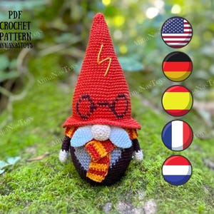 Può includere: Schema all'uncinetto per un gnomo rosso e nero che indossa occhiali e una sciarpa con un fulmine sul cappello. Lo schema è disponibile in diverse lingue, tra cui inglese, francese, tedesco, spagnolo, italiano, polacco, portoghese e giapponese.