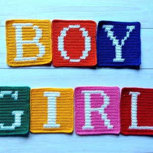 Może przedstawiać: Połączone kwadraty wykonane na szydełku, tworzące słowa "BOY" i "GIRL" białymi literami. Kwadraty są w r&oacute;żnych kolorach: ż&oacute;łtym, pomarańczowym, niebieskim, zielonym, ż&oacute;łtym, r&oacute;żowym i czerwonym.