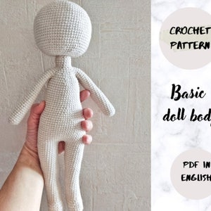 Peut inclure: Un patron de corps de poupée au crochet en format PDF, écrit en anglais. Le patron est pour un corps de poupée basique, avec un corps de poupée au crochet blanc sur l'image.
