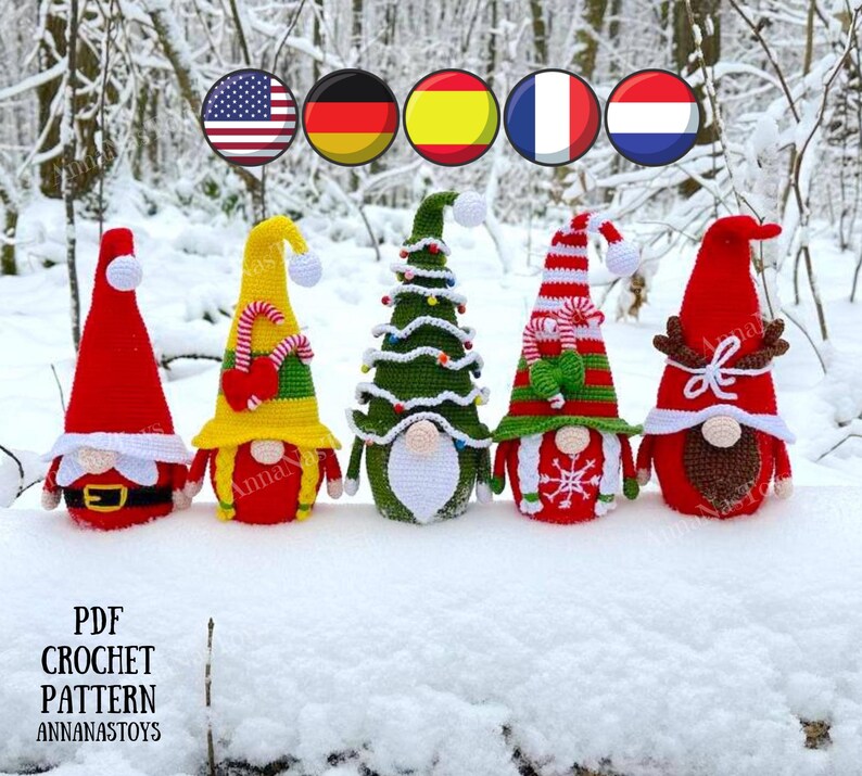 Puede incluir: Cinco gnomos de crochet en varios colores y dise&ntilde;os, incluyendo un gnomo de &aacute;rbol de Navidad, un gnomo de bast&oacute;n de caramelo, un gnomo amarillo con un bast&oacute;n de caramelo, un gnomo rojo con barba blanca y un gnomo rojo con barba marr&oacute;n. Los gnomos est&aacute;n sentados en una superficie nevada con un tronco de madera en el fondo. La imagen tambi&eacute;n incluye banderas de Estados Unidos, Alemania, Espa&ntilde;a, Francia y Pa&iacute;ses Bajos.
