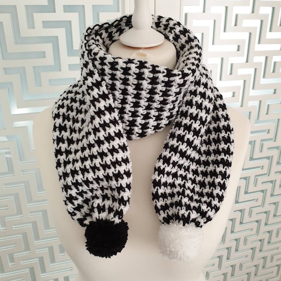 Crochet 'houndstooth' pattern scarf