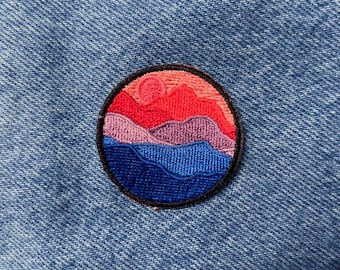 Bisexual Pride Aufnäher: Dezent LGBTQ+ Motiv Gesticktes Berg Motiv (3,8 cm)
