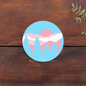 トランスプライドマウンテンステッカー：さりげないトランスジェンダーフラッグ、ラップトップデカール