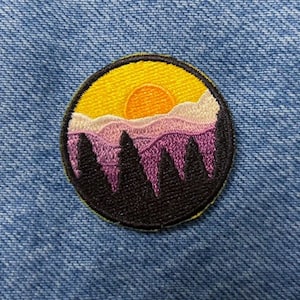 Patch do Orgulho Não-Binário: Aplique termocolante com bordado discreto de uma montanha LGBTQ+ (3,8 cm)
