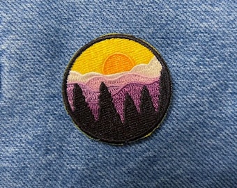 Nonbinary Pride Aufnäher: Dezente LGBTQ+ Berg Szene Bügelbild (3,5 inch)