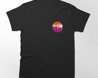 Subtiles Lesben Pride T-Shirt: Berg Sonnenuntergang Design