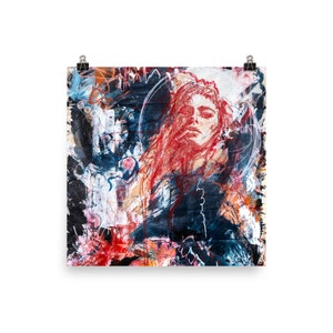 Può includere: Una stampa artistica quadrata che presenta un ritratto astratto con una figura centrale resa con tratti rossi vivaci su uno sfondo scuro e strutturato di schizzi di vernice nera, bianca e blu, linee e motivi circolari in tutta la composizione.