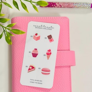 Mini défi d'économies de gâteries sucrées // Réutilisable et plastifié, papier cartonné brillant, enveloppes de billets à fermeture éclair, tracker perforé A6/A5