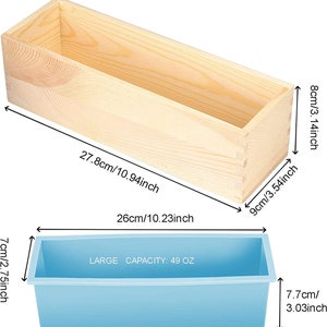 Pode incluir: Um molde de sab&atilde;o retangular de madeira com dimens&otilde;es de 27,8 cm de comprimento, 9 cm de largura e 8 cm de altura. Tamb&eacute;m &eacute; mostrado um molde de silicone azul, com capacidade de 49 oz e dimens&otilde;es de 26 cm de comprimento, 7 cm de largura e 7,7 cm de altura.
