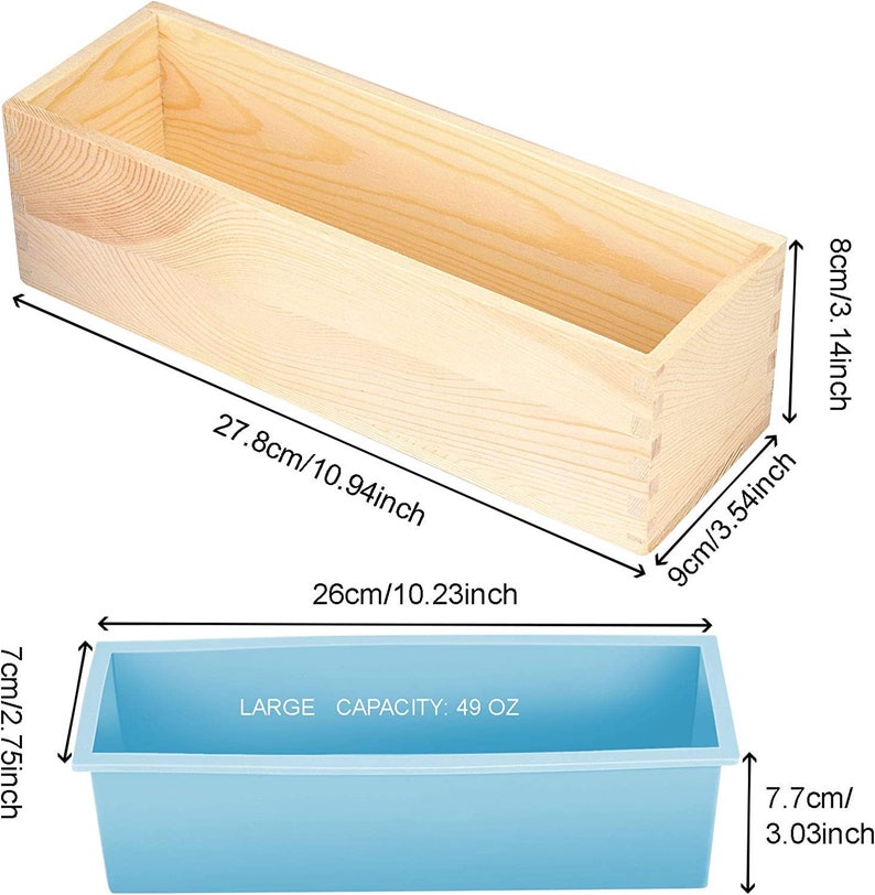 Pode incluir: Um molde de sab&atilde;o retangular de madeira com dimens&otilde;es de 27,8 cm de comprimento, 9 cm de largura e 8 cm de altura. Tamb&eacute;m &eacute; mostrado um molde de silicone azul, com capacidade de 49 oz e dimens&otilde;es de 26 cm de comprimento, 7 cm de largura e 7,7 cm de altura.