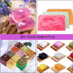 Pode incluir: Uma variedade de sabonetes artesanais em v&aacute;rias cores e designs. Alguns sabonetes s&atilde;o transparentes com inclus&otilde;es florais, outros t&ecirc;m padr&otilde;es marmorizados e alguns s&atilde;o adornados com ervas e flores secas. O texto "DIY YOUR OWN STYLE" tamb&eacute;m &eacute; vis&iacute;vel.