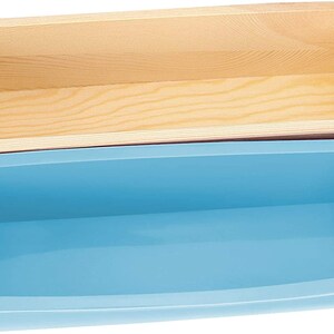 Pode incluir: Duas formas de sab&atilde;o retangulares. A forma superior &eacute; feita de madeira clara. A forma inferior &eacute; de silicone azul claro. As formas est&atilde;o vazias e prontas para uso. A forma de madeira est&aacute; acima da forma azul.