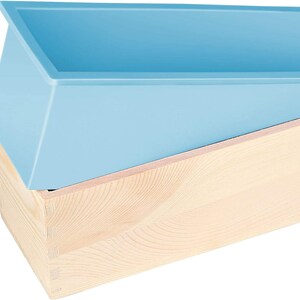 Pode incluir: Um recipiente de pl&aacute;stico azul claro est&aacute; sobre uma caixa de madeira natural. O recipiente tem uma forma retangular com lados angulados. A caixa de madeira apresenta gr&atilde;o de madeira vis&iacute;vel e juntas de cauda de andorinha.