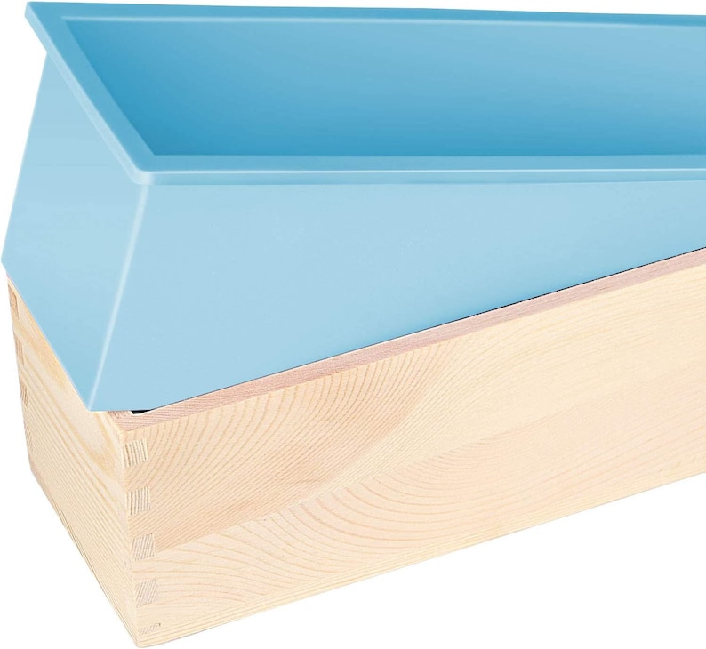 Pode incluir: Um recipiente de pl&aacute;stico azul claro est&aacute; sobre uma caixa de madeira natural. O recipiente tem uma forma retangular com lados angulados. A caixa de madeira apresenta gr&atilde;o de madeira vis&iacute;vel e juntas de cauda de andorinha.