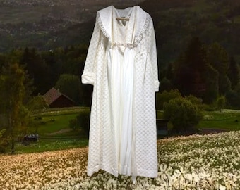 White vintage wedding 1970’s maxi dress wedding/formal dress like-new