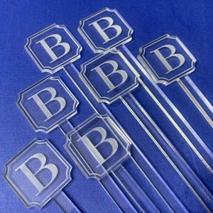 Agitadores de bebidas personalizados con monograma de una sola letra - Juego de 25 varillas Swizzle. Impresión o guión / boda personalizada, decoración de cumpleaños