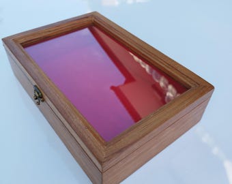Eikenhouten vitrine met glazen blad: doos handgemaakte sieraden, edelstenen en verzamelobjecten