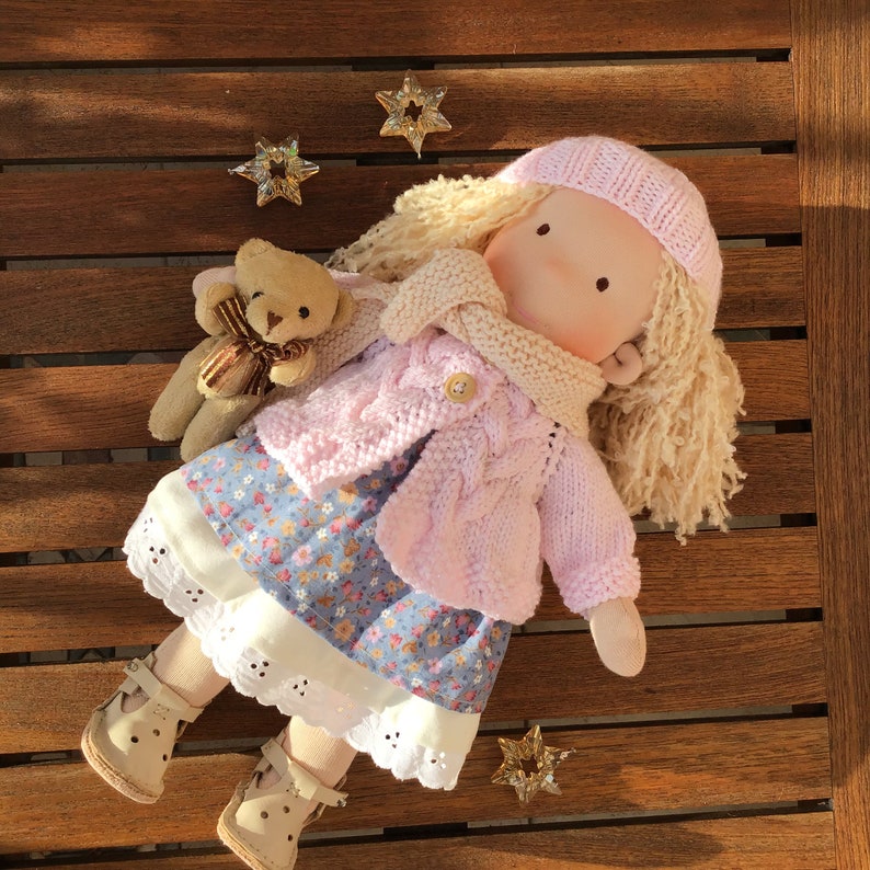 Waldorfpuppe: Einzigartige handgefertigte Babypuppe mit anpassbarer Kleidung und Accessoires perfektes Geschenk zum 1. Geburtstag Bild 1
