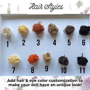 Pu&ograve; includere: Un grafico che mostra 11 diversi colori di filato per personalizzare le bambole. I colori del filato sono etichettati con i numeri da 1 a 11. Il testo "Hair Styles" &egrave; in cima al grafico. Il testo "Add hair & eye color customization to make your doll have an unique look!" &egrave; in fondo al grafico.