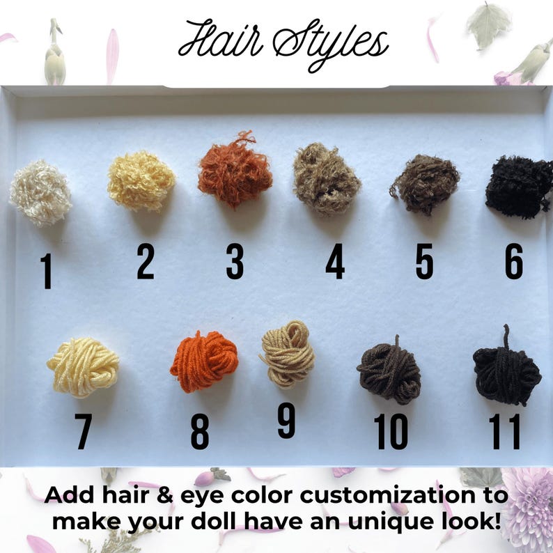 Pu&ograve; includere: Un grafico che mostra 11 diversi colori di filato per personalizzare le bambole. I colori del filato sono etichettati con i numeri da 1 a 11. Il testo "Hair Styles" &egrave; in cima al grafico. Il testo "Add hair & eye color customization to make your doll have an unique look!" &egrave; in fondo al grafico.