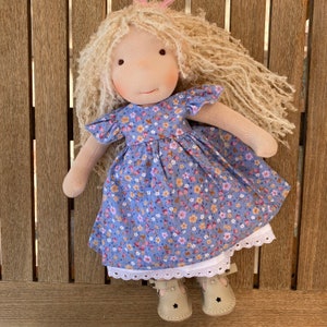 Waldorfpuppe: Einzigartige handgefertigte Babypuppe mit anpassbarer Kleidung und Accessoires perfektes Geschenk zum 1. Geburtstag Bild 4