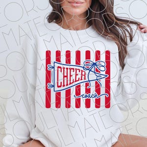 Può includere: Felpa bianca con un design rosso e blu. Il design presenta strisce verticali rosse e un gagliardetto con la parola "CHEER" in rosso e blu e la parola "coach" in blu. Un fiocco blu è nella parte superiore del gagliardetto.