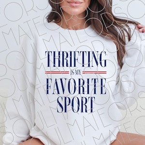 Op de afbeelding: Witte sweatshirt met de tekst "Thrifting is my Favorite Sport" in marineblauw, met rode en witte accenten. De sweatshirt is een casual stijl.