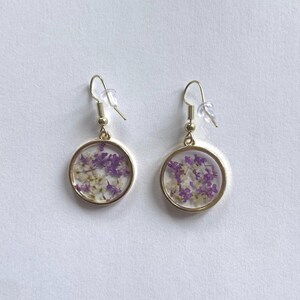 Boucles blanches et violettes