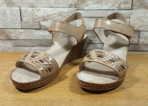 cushion walk sandals size 7