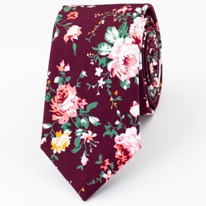 Cravate fleurie bordeaux, Cravate bordeaux et rose poudré, Cravate garçons d'honneur, Cravate fleurie bordeaux et rose poudré, Cravate de mariage florale bordeaux, Cravate de mariage bordeaux
