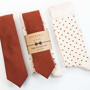 Calcetines naranja quemado y corbata floral, calcetines y corbata de boda rústicos, calcetines y corbata color otoño cobre, calcetines de padrino, corbata floral cobre