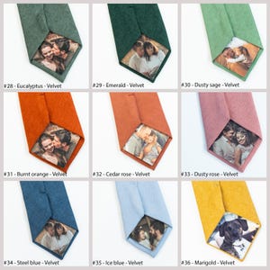 Puede incluir: Nueve corbatas de terciopelo en varios colores, cada una con una foto personalizada impresa en la parte inferior. Los colores incluyen verde, naranja, azul y amarillo. Cada corbata est&aacute; etiquetada con un n&uacute;mero y un nombre de color.