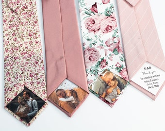 Puede incluir: Cuatro corbatas de patrón rosa con un inserto de foto personalizado. Las corbatas presentan patrones florales y rayas. Una corbata tiene un mensaje que dice "PADRE Gracias por estar conmigo hoy y siempre Con amor Anna 12 de julio de 2025".