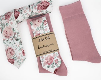 Groomsmen Socken und Krawatten, Dusty Rose und Salbei Blumenkrawatte und Dusty Rose Uni-Socken. Altrosa Hochzeitskrawatte und Socken