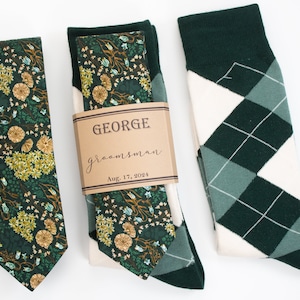 Smaragdgroen, stropdas met saliebloemen, jagersgroen, sokken met ivoor en salie, stropdas met bosgroene wilde bloemen, stropdas met smaragdgroene bloemen, donkergroene stropdas met bloemen