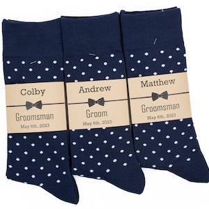 Dunkelblaue Tupfensocken, personalisierte Groomsmen Vorschlag Socken, Socken Etiketten, Herrensocken, Groomsmen Geschenksocken, dunkelblau / weiße Tupfensocken