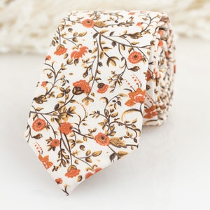Stropdas met oranje bloemen, stropdas met koraalkleurige bloemen, stropdas van koraal en crème, stropdas met bloemen van Azazie Terracotta, stropdas met roestkleurige bloemen van Azazie, stropdas van David Sienna-bruiloft