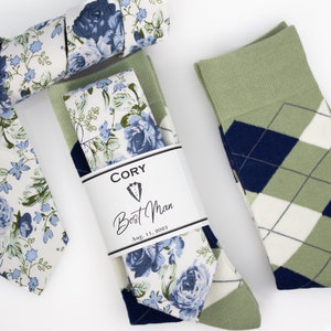 Corbata floral azul polvoriento, pajarita azul para padrinos de boda, calcetines salvia para padrinos de boda, corbata floral azul acero y azul descolorido, calcetines de boda salvia