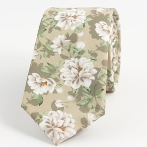 Corbata de boda color salvia polvorienta, corbata floral color salvia, corbata con peonías color verde salvia, corbata de boda color verde bosque, corbata con peonías blancas, corbata color crema salvia