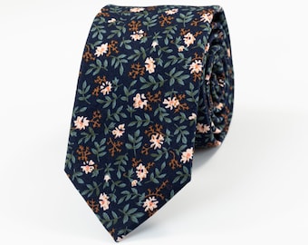 Corbata floral azul marino y verde salvia con toque champaigne, corbata de boda azul marino, corbata floral azul marino, corbata floral verde salvia, corbata de ancho estándar