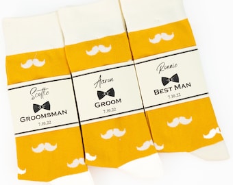 Brudgummars ringblommiga strumpor, Gula och elfenbensfärgade mustaschstrumpor, Senapsfärgade strumpor, Rustikt presentset med bröllopsstrumpor, Ringblommiga bröllopsstrumpor