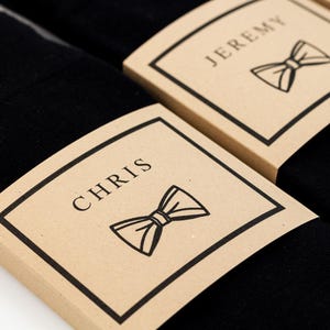 Étiquettes de chaussettes personnalisées, étiquettes personnalisées pour chaussettes et cravates, étiquettes de chaussettes de garçons d'honneur, étiquettes nominatives, papier cartonné marron kraft, étiquettes cadeaux de mariage