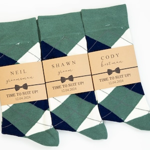 Chaussettes pour garçons d'honneur, vert sauge foncé, chaussettes à losanges bleu marine et ivoire, étiquettes de chaussettes, chaussettes de garçons d'honneur personnalisées, étiquettes personnalisées, chaussettes vertes