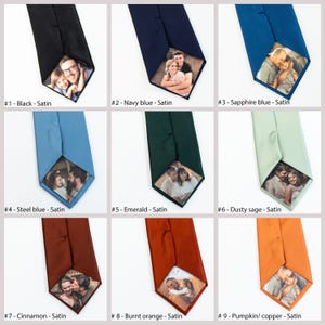 Puede incluir: Nueve corbatas de sat&eacute;n en varios colores, cada una con una foto personalizada impresa en la parte posterior. Los colores incluyen negro, azul marino, azul zafiro, azul acero, esmeralda, salvia polvorienta, canela, naranja quemado y calabaza/cobre.