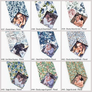 Puede incluir: Colecci&oacute;n de corbatas con estampados florales e inserciones de fotos personalizadas. Cada corbata presenta una combinaci&oacute;n de colores &uacute;nica, que incluye azul polvoriento, azul acero, rosa, azul hielo, caqui, salvia y coral. Las corbatas est&aacute;n adornadas con varios dise&ntilde;os florales.
