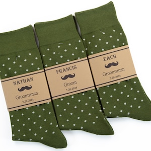Olivgrüne Socken, Groomsmen Olivgrün Socken, Martini Olivgrün Hochzeitssocken, personalisierte Socken, Olivgrün Hochzeitssocken