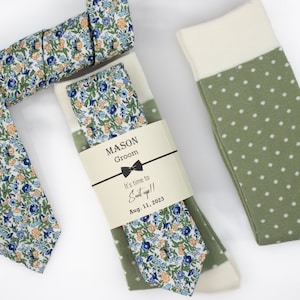 Corbata floral verde salvia, calcetines de lunares verde salvia y marfil, corbata de boda verde salvia con pañuelo de bolsillo a juego, calcetines para niños y pajarita
